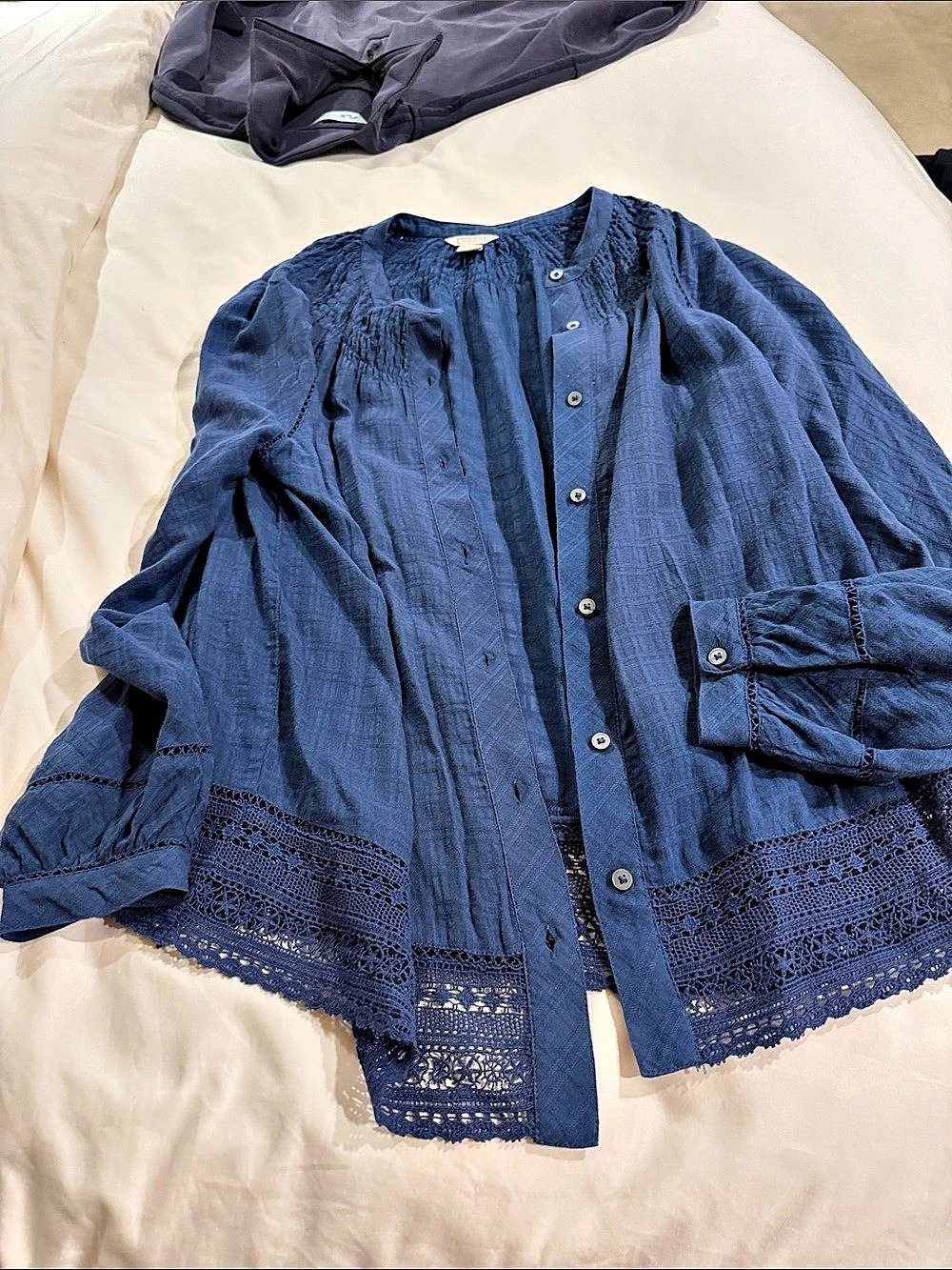 Point Sur Button-Front Crochet Hem Blouse Blue Small